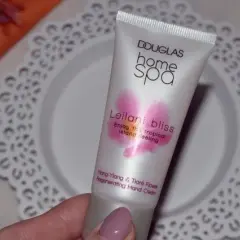 Odkryj wyjątkowe właściwości kremów do rąk Douglas Home Spa