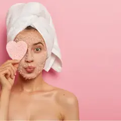 Jaki peeling do twarzy wybrać, aby uniknąć podrażnień i zyskać blask?