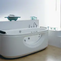 Nowoczesna wanna z hydromasażem w łazience z jasnymi płytkami i drewnianą podłogą.