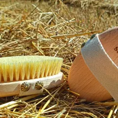 Jak czyścić szczotkę do masażu na sucho, by uniknąć bakterii i zniszczeń