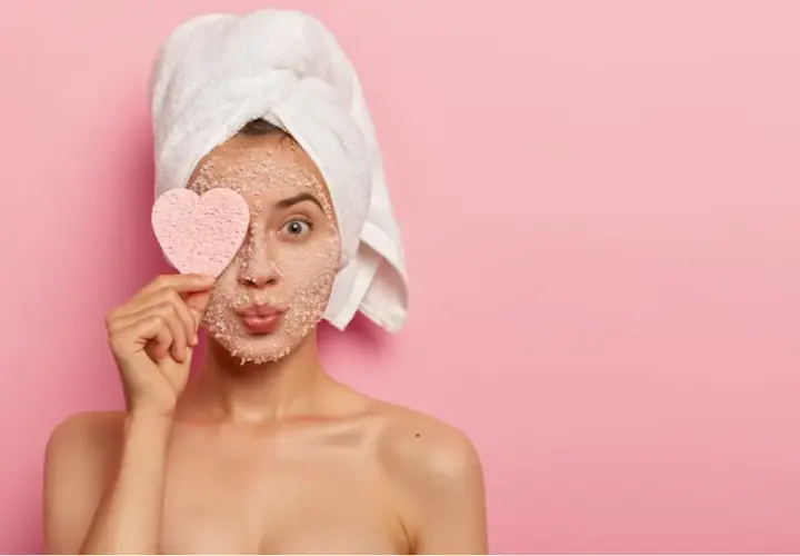 Jaki peeling do twarzy wybrać, aby uniknąć podrażnień i zyskać blask?