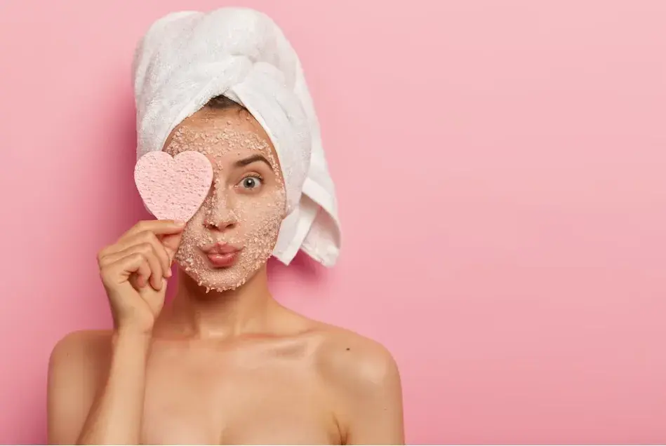 Jaki peeling do twarzy wybrać, aby uniknąć podrażnień i zyskać blask?
