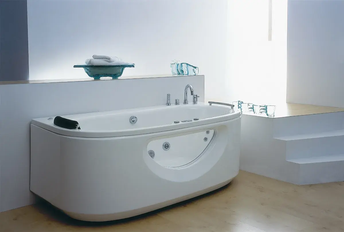 Nowoczesna wanna z hydromasażem w łazience z jasnymi płytkami i drewnianą podłogą.