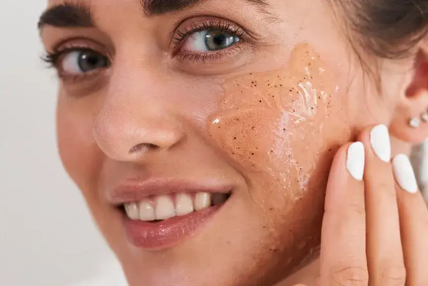 Zdjęcie Peeling enzymatyczny do jakiej cery? Sprawdź, czy to dla Ciebie!